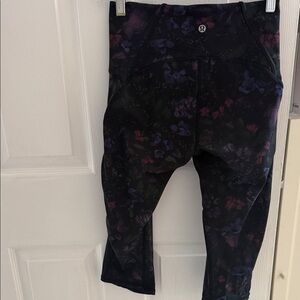 Lululemon Muted Floral Print Capri Leggings-
Size :6